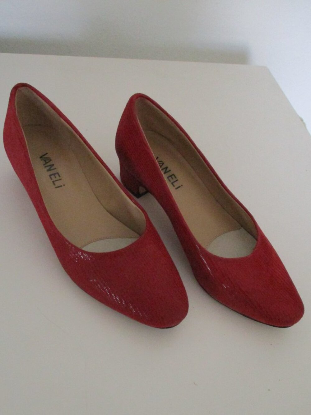Van Eli Womens Red Embossed Snakeskin Textile 1.25" Low-Heel Pump Shoe - Size 4M - Picture 2 of 8